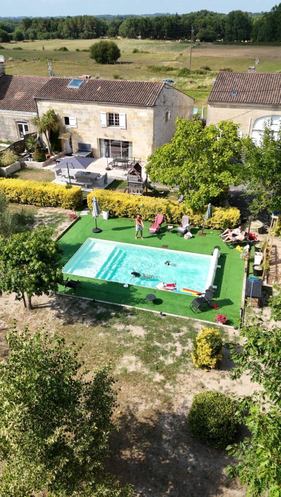 Gîte de moulin vu sur piscine